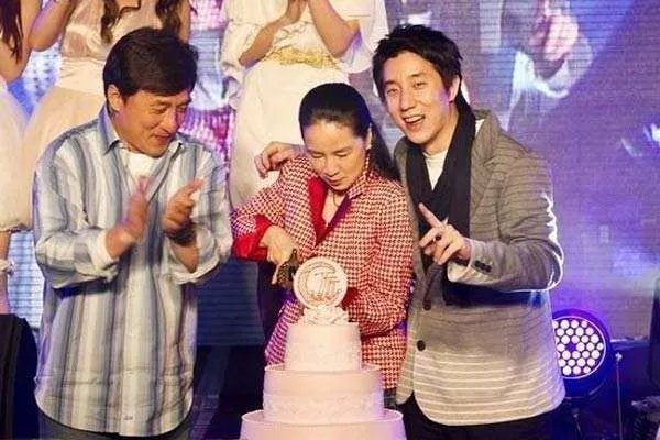 林凤娇相貌一般,当初成龙大哥为啥会选择她?