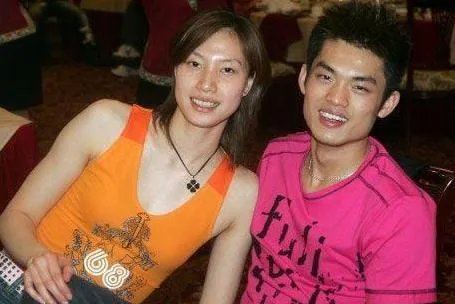 “摸臀门”后原谅林丹,退隐多年,林丹妻子谢杏芳现状怎么样?
