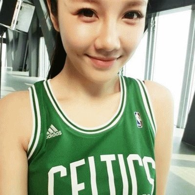 韩国女神主播张艺媛再次报道世界杯,中国球迷说不如刘语熙,你怎么看?