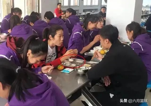 朱婷荣归故里,回河南老家排队吃食堂并主动刷碗,如何评价她的行为?