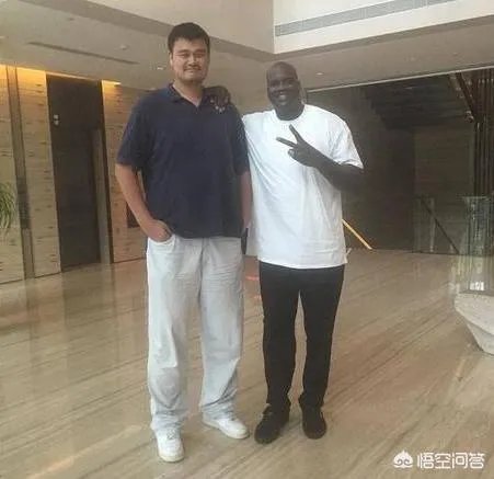 跟姚明合影,如何站位才能避免尴尬?