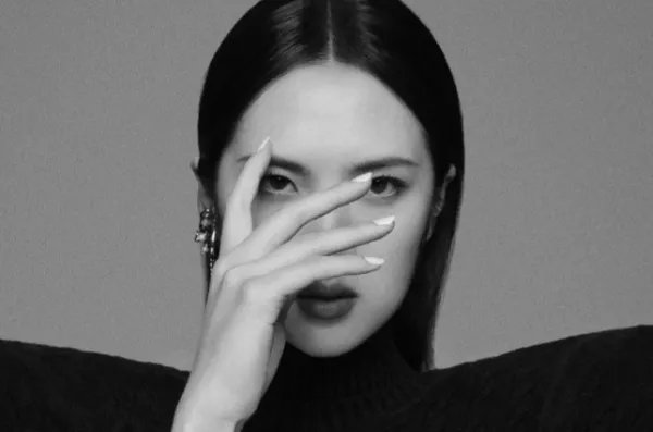 华为二公主姚安娜单曲上线,她的唱功如何?