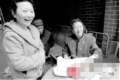 失忆老人走失半年女儿生日当天记起家里电话是怎么回事?