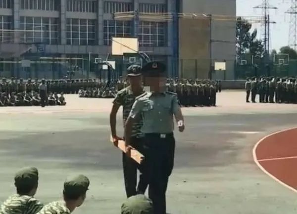 保安训练疯狂顺拐,这是怎么回事?