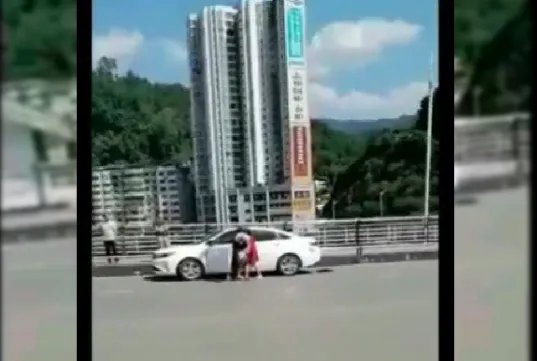 夫妻吵架丈夫欲将孩子扔下桥是怎么回事?