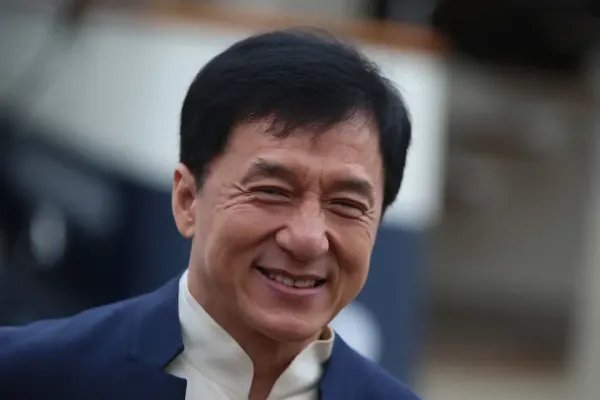 疑似腰伤复发,成龙被搀扶走路,看到我们心目的大哥变成这样你有何感受?