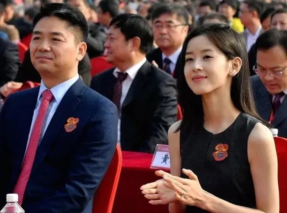 比刘强东大五岁的丈母娘长啥样,看到照片后与章泽天合照像姐妹,有多漂亮?