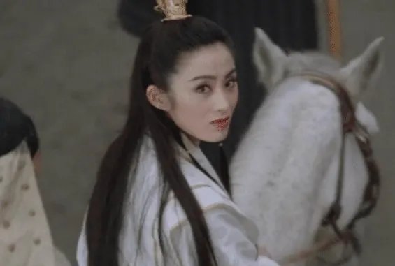 朱茵和邱淑贞的经典镜头,都比不过蔡少芬的“低头杀“,你觉得呢?