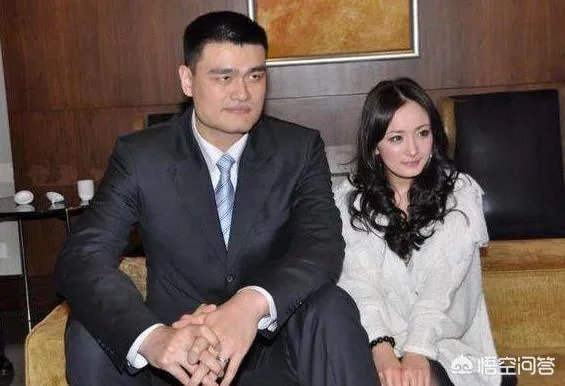 跟姚明合影,如何站位才能避免尴尬?