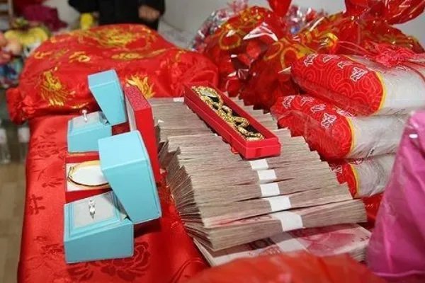 如何看待江西鄱阳一订婚仪式摆巨额现金彩礼被黑榜通报?