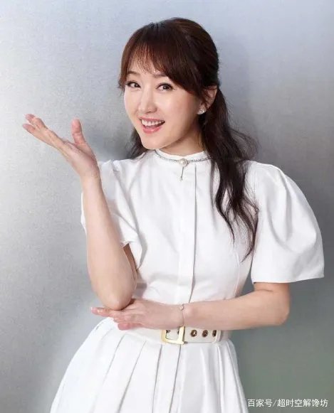 杨钰莹越老越有味道,穿复古裙装气质迷人,身材曲线有多好?