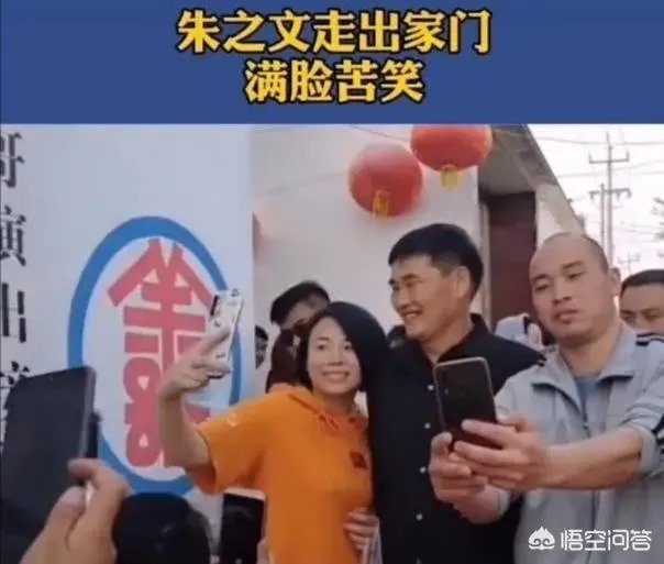 大衣哥朱之文家门被村民踹开，网传大衣哥要搬家，你觉得他会搬吗？