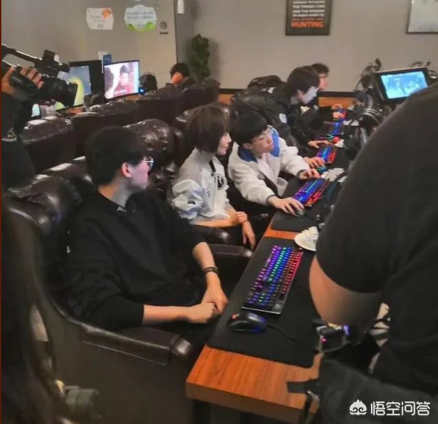 IG队员和陈鲁豫“网吧五连坐”,NING王宝蓝亲自护驾,JKL葛优瘫,你怎么看?