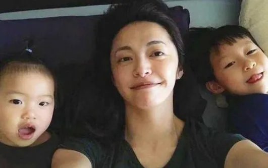 有种偏心叫姚晨儿女的颜值，上帝忘记了儿子，却吻了女儿的脸，你见过吗？