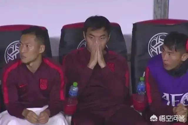 强烈建议,让散步踢球的冯潇霆退出国家队,你同意吗?