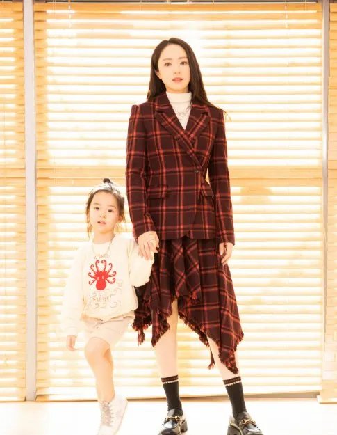 高云翔女儿曝光,5岁小酒窝穿公主裙凹造型,越来越有明星范,你怎么看?