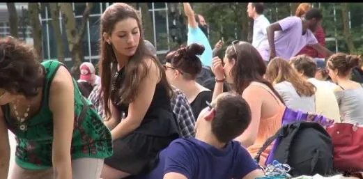 美女街头坐路人大腿 下幕让人笑尿(图)