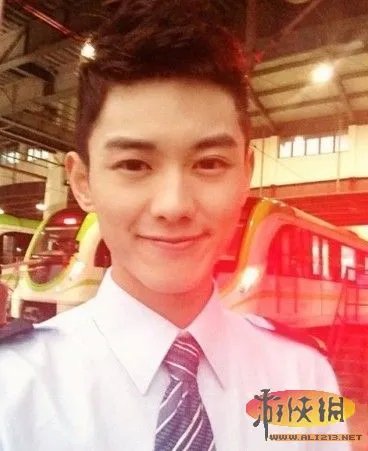 史上最帅地铁司机走红 女网友组团坐地铁围观
