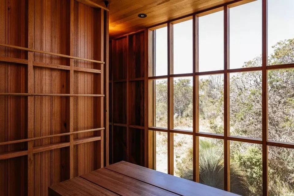 密林中的黑色小屋 —— Krakani Lumi 丛林驿站