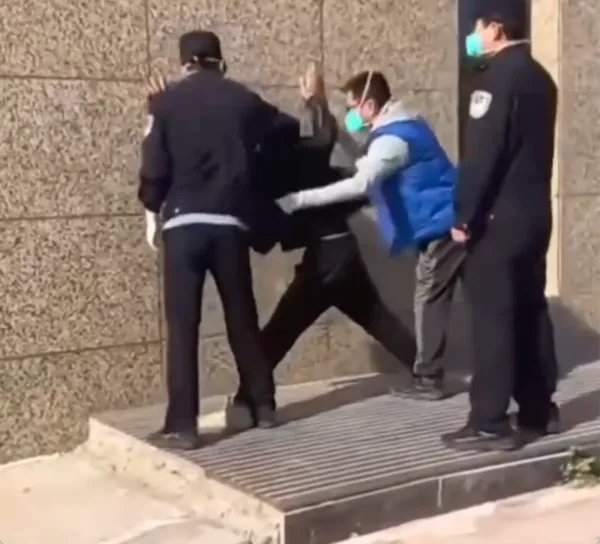 防疫人员将男子压在地,涉事民警道歉,为何总有此类事件发生?