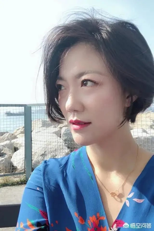 李亚鹏的新女友长得很像香港街头唱歌的小龙女,但是看介绍觉得应该不是,有知情的吗?