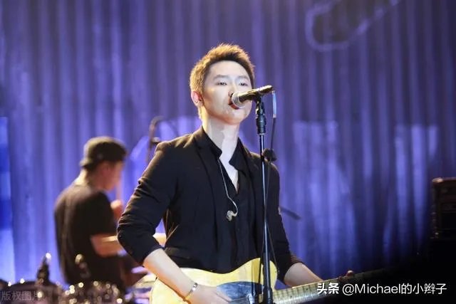 如何评价梁博的唱功和创作?