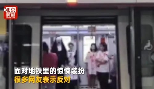 万圣节惊悚妆女孩:打扮诡异看着恐怖吓到大叔了