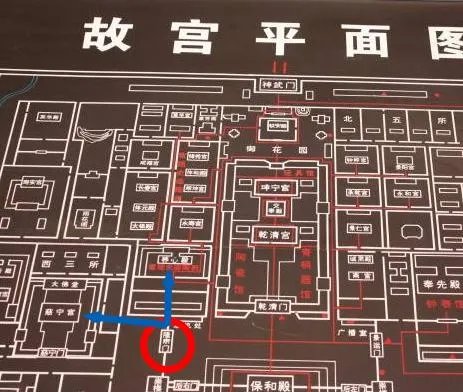 北京故宫匾额上有一根箭,为什么200年不摘?