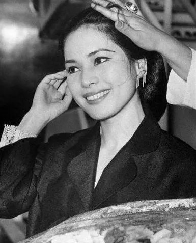 日本最传奇灰姑娘:15岁做艺伎,22岁嫁总统,73岁因何事遭封杀?