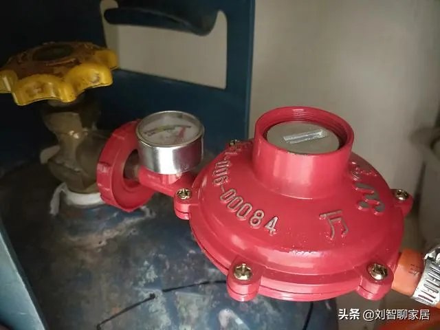 无锡燃气爆炸,对遇难的人表示悲伤,请问煤气罐起火,应该先灭火还是先关阀门?
