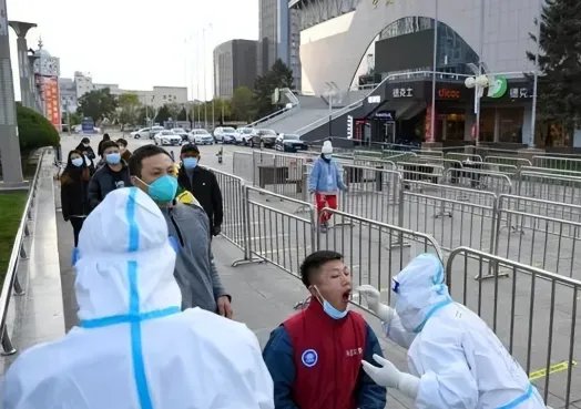 防疫人员将男子压在地,涉事民警道歉,为何总有此类事件发生?