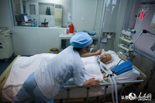 八十多岁的老太太病危,亲人要抢救,但老人叫孩子不要抢救了,你怎么看?