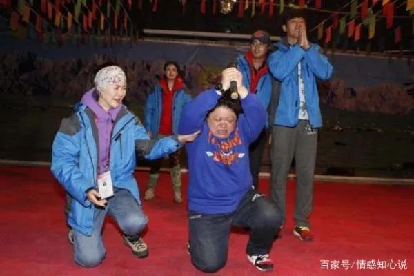 “50岁未婚,败光上亿家产”:韩红的背后,到底有怎样的心酸?