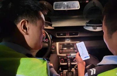 河南的民警怕惊扰患儿警笛声调最小,这件事有触动到你的心弦吗?