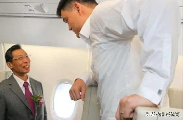 跟姚明合影,如何站位才能避免尴尬?