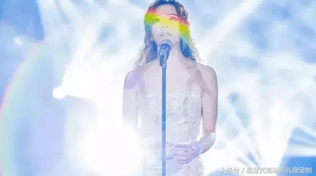 #维密大秀#张靓颖成第一个登上维密舞台的中国歌手,她的时尚品味如何?