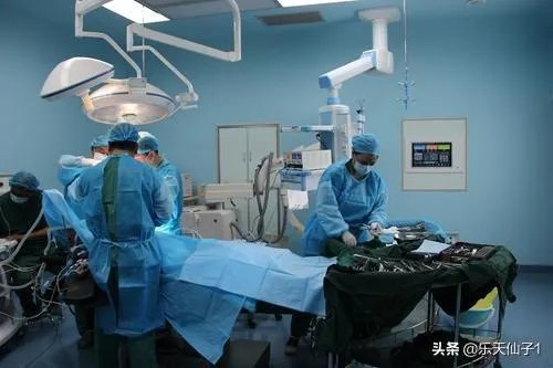 八十多岁的老太太病危,亲人要抢救,但老人叫孩子不要抢救了,你怎么看?