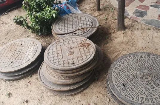 南京一男子狂偷500多个井盖打赏女主播被捕,将会面临什么处罚?