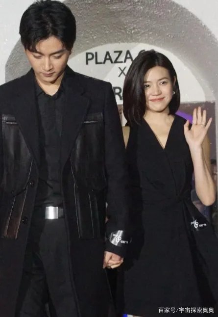 陈妍希穿黑色连衣裙高级洋气,和陈晓同框,两人状态怎么样?
