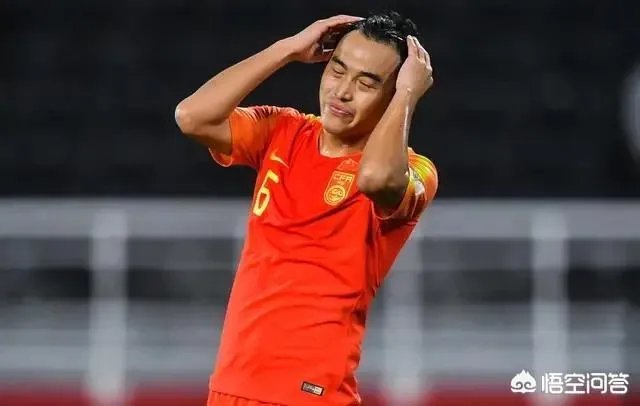 强烈建议,让散步踢球的冯潇霆退出国家队,你同意吗?