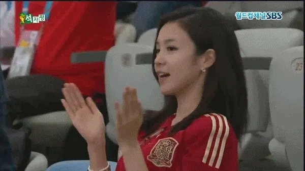韩国女神主播张艺媛再次报道世界杯,中国球迷说不如刘语熙,你怎么看?