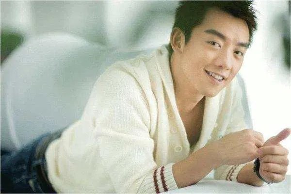 郑恺王晓晨两人亲密互动,是要曝光恋情了吗?
