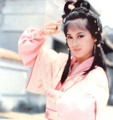 54岁黎美娴近照,美人迟暮变化大到认不出,息影嫁富商为啥做丁克?