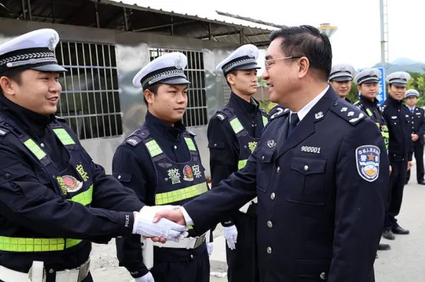 河南的民警怕惊扰患儿警笛声调最小,这件事有触动到你的心弦吗?