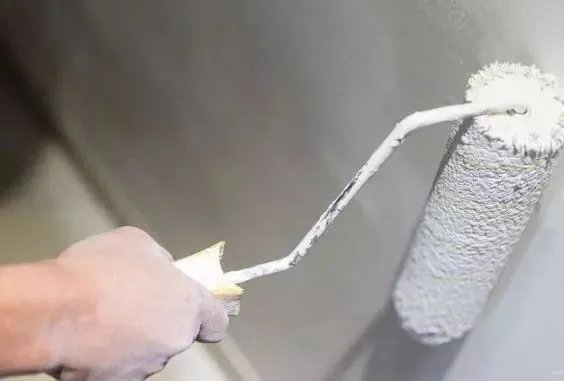 墙面乳胶漆,是用滚刷好还是喷涂好?请的工人都做错了,真是瞎涂