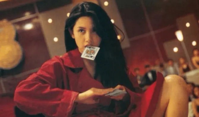 朱茵和邱淑贞的经典镜头,都比不过蔡少芬的“低头杀“,你觉得呢?