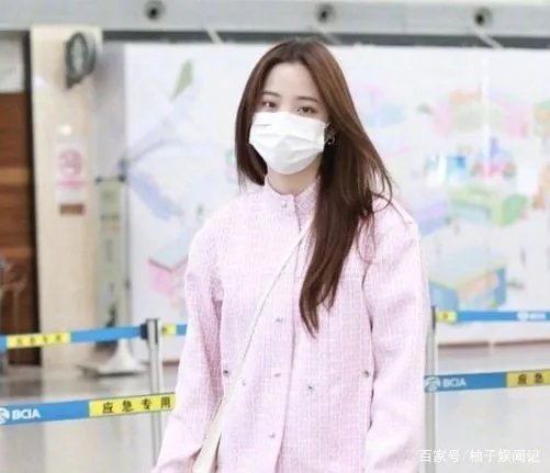 欧阳娜娜现身机场,本人又白又瘦,小腿像胳膊一样细,你喜欢她吗?