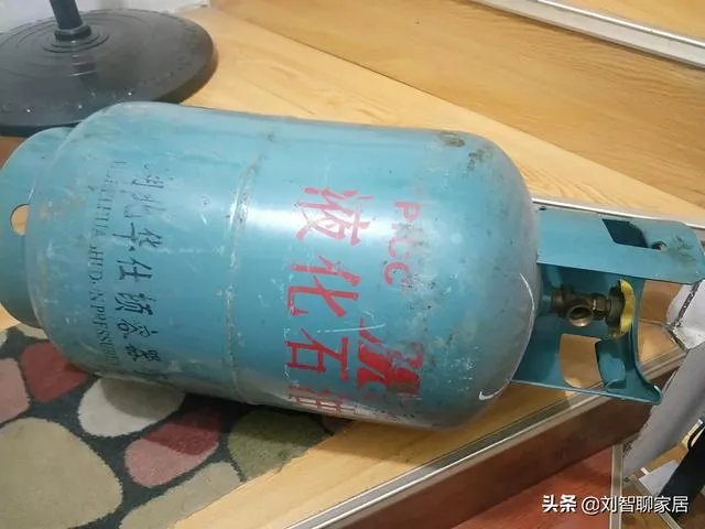 无锡燃气爆炸,对遇难的人表示悲伤,请问煤气罐起火,应该先灭火还是先关阀门?
