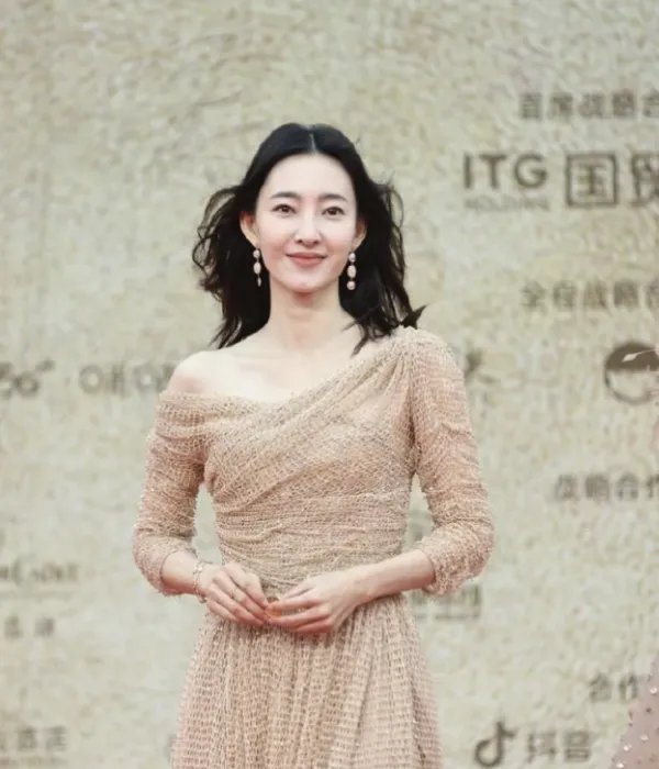 关晓彤和王丽坤合影火了,被指气质差距太大,如何看待这件事?