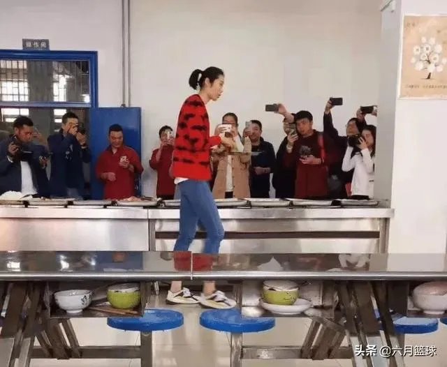 朱婷荣归故里,回河南老家排队吃食堂并主动刷碗,如何评价她的行为?